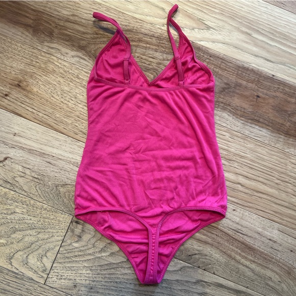 Talula Aritzia Hot Pink Contour Ribbed Cami Bodysuit - Size S - Picture 2 of 4